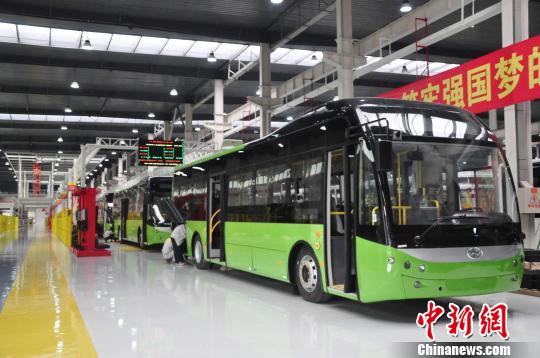圖為廣西貴港市華奧新能源汽車有限公司新能源汽車生產(chǎn)作業(yè)區(qū)。 鐘建珊 攝