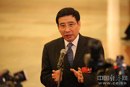兩會(huì)代表委員熱議新能源汽車(chē)高增長(zhǎng)的“絆腳石”